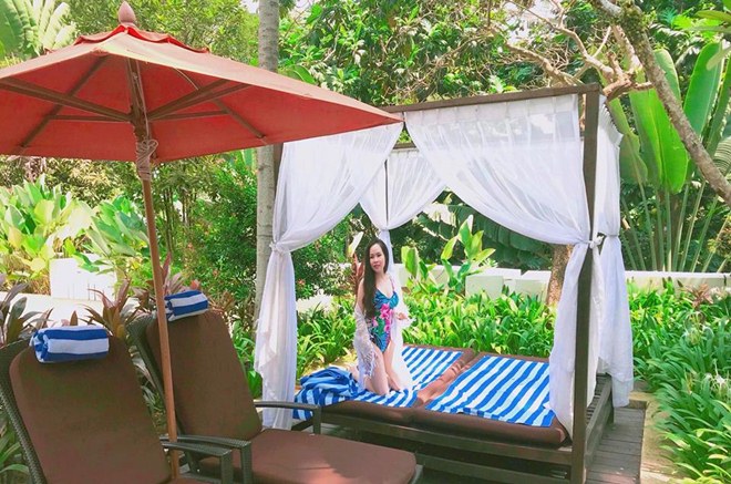 "Bà Tưng màn ảnh" gây choáng với clip khoe vòng 1 khi đi bơi - 7