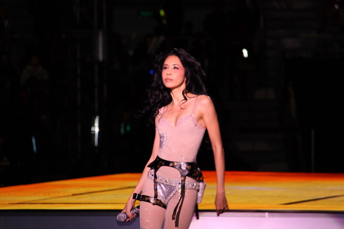 Tình cũ Châu Tinh Trì U50 mặc sexy "đốt mắt" khán giả - 8