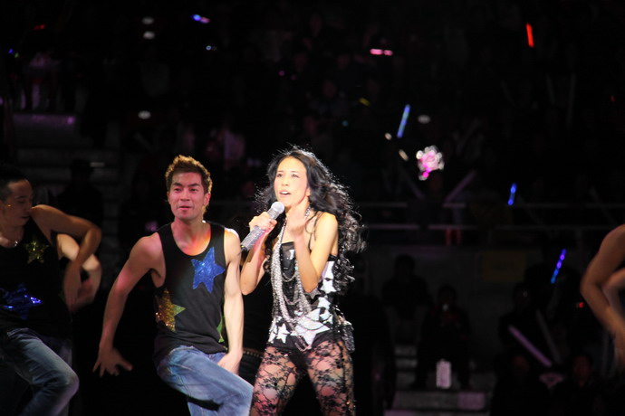 Tình cũ Châu Tinh Trì U50 mặc sexy "đốt mắt" khán giả - 4