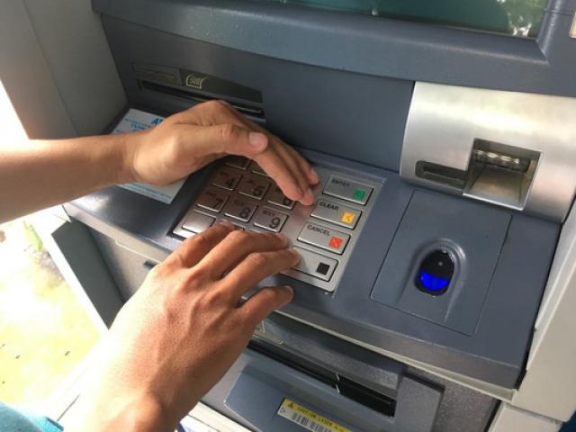 Kinh doanh - Ngân hàng Nhà nước yêu cầu giảm hạn mức rút tiền qua ATM vào đêm khuya