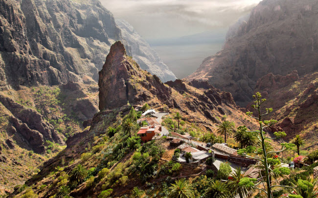 Tenerife, Tây Ban Nha: Ngoài các khu nghỉ dưỡng nằm dọc bờ biển, du khách có thể khám phá dãy núi Anaga với nhiều đỉnh hùng vĩ.