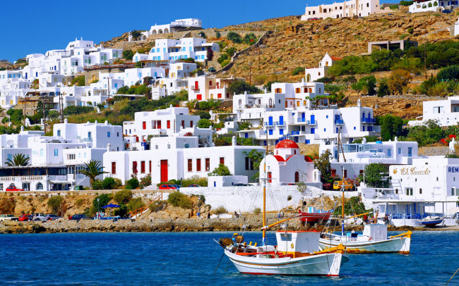 Mykonos, Hi Lạp: Đây là một trong những hòn đảo nghèo và cằn cỗi nhất ở Hi Lạp, nhưng Mykonos trở thành địa điểm ưa thích của những du khách thích các hoạt động giải trí ban đêm. Hòn đảo có tất cả 25 bãi biển với địa hình đa dạng khác nhau. Các ngôi làng truyền thống trên đảo gây ấn tượng với những ngôi nhà màu trắng muốt.