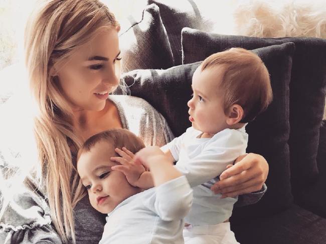 Úc: Xem lại ảnh, rủn người thấy "tử thần" theo sát hai con gái - 1