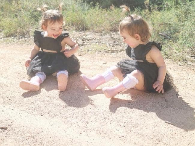 Úc: Xem lại ảnh, rủn người thấy "tử thần" theo sát hai con gái - 2