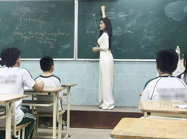 Đầu năm 2018, hình ảnh một nữ giáo viên dạy tiếng Anh được cộng động mạng Việt đua nhau chia sẻ. Cô nàng được khen ngợi hết lời khi sở hữu gương mặt xinh đẹp và vóc dáng thon thả, nuột nà. 