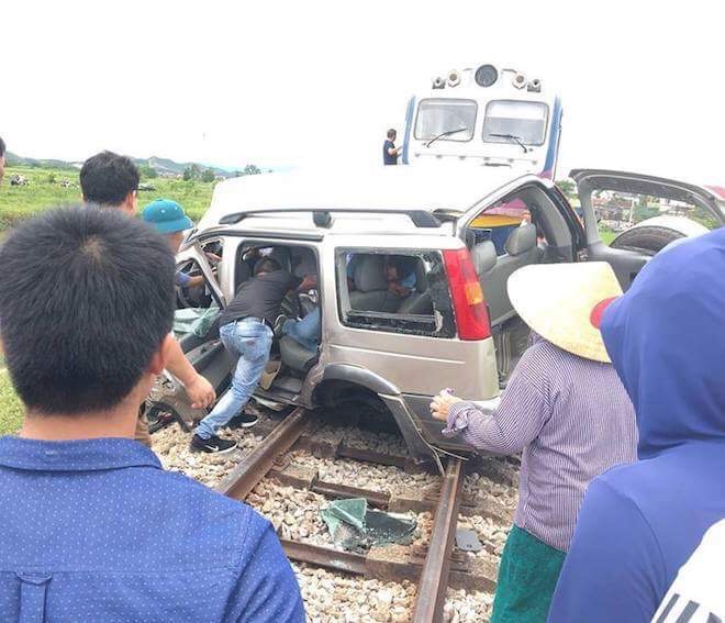 Đi thắp hương ngày rằm, ô tô 7 chỗ bị tàu hoả tông, 4 người thương vong - 1