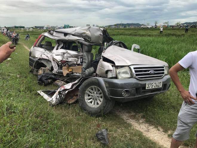 Đi thắp hương ngày rằm, ô tô 7 chỗ bị tàu hoả tông, 4 người thương vong - 2