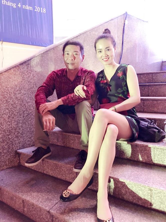 Bạn gái kém 15 tuổi được Công Lý cầu hôn diện váy xẻ sâu táo bạo - 9