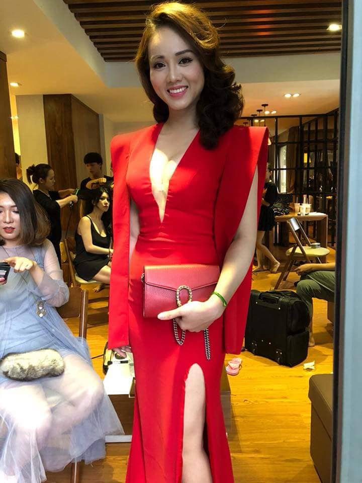 Bạn gái kém 15 tuổi được Công Lý cầu hôn diện váy xẻ sâu táo bạo - 4