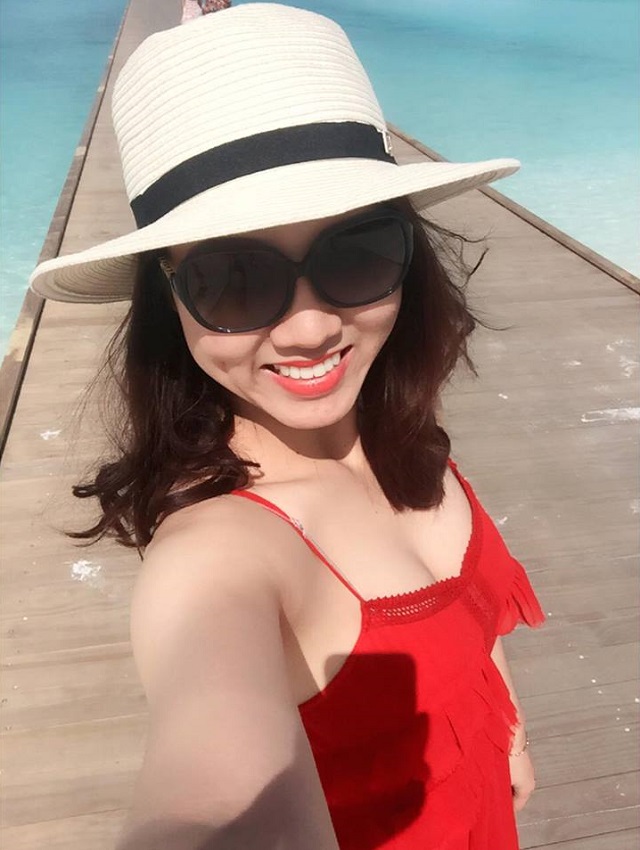 Bạn gái kém 15 tuổi được Công Lý cầu hôn diện váy xẻ sâu táo bạo - 4