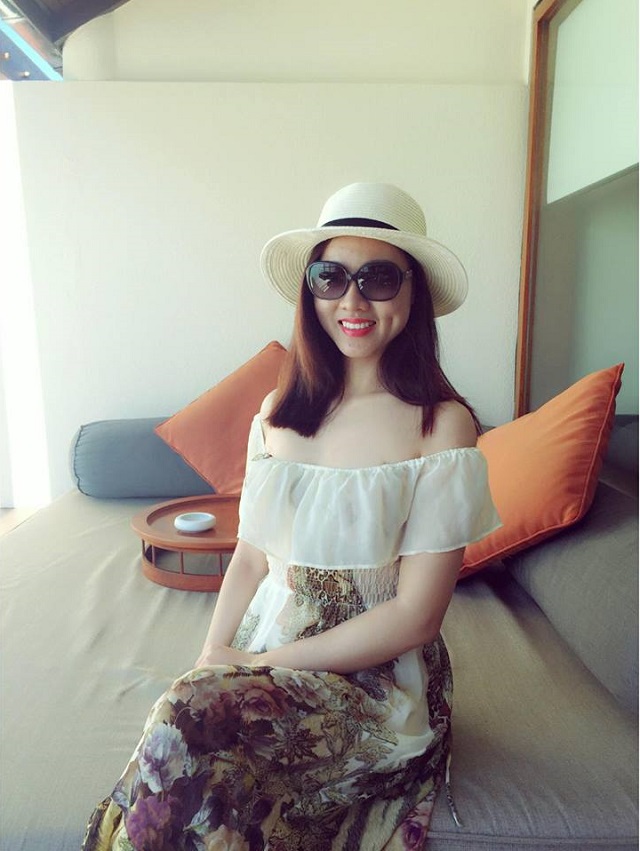 Bạn gái kém 15 tuổi được Công Lý cầu hôn diện váy xẻ sâu táo bạo - 3