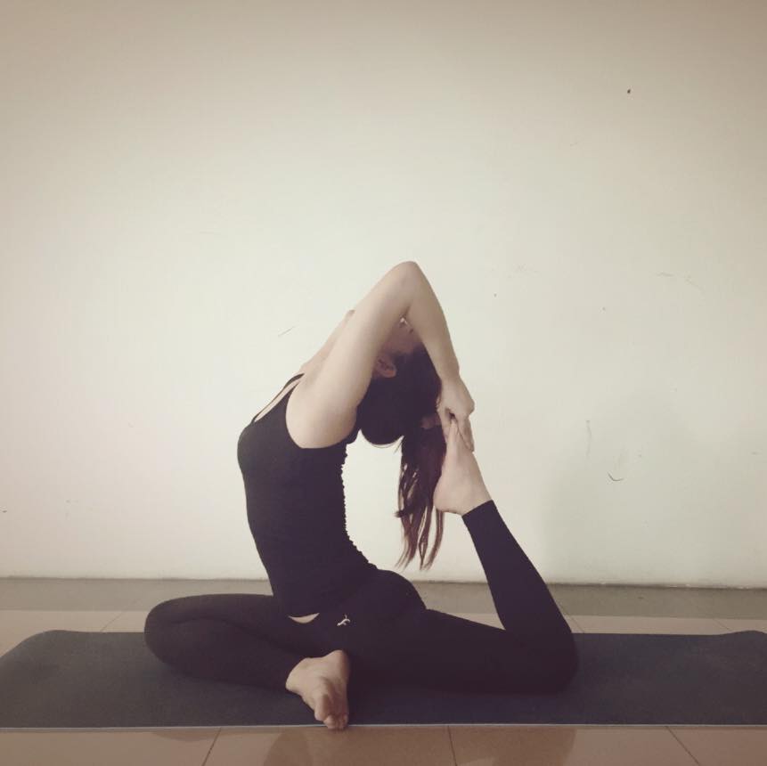 Bạn gái kém 15 tuổi được Công Lý cầu hôn diện váy xẻ sâu táo bạo - 5