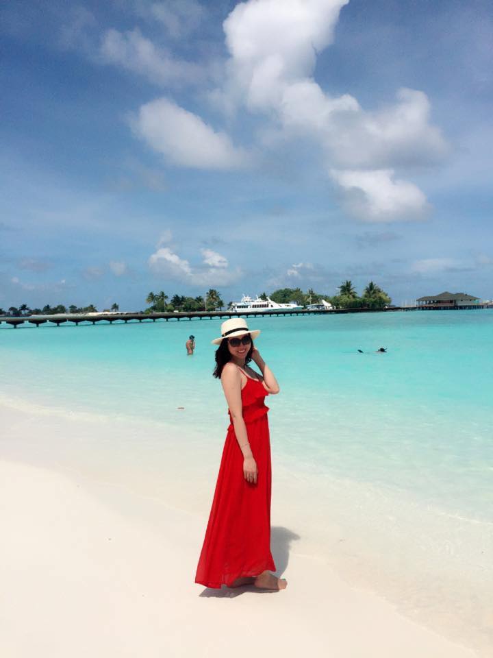 Bạn gái kém 15 tuổi được Công Lý cầu hôn diện váy xẻ sâu táo bạo - 7