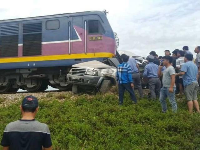 Vụ ô tô bị tàu hỏa tông: Dân hô hoán có tàu tới, tài xế vẫn cố vượt đường ray