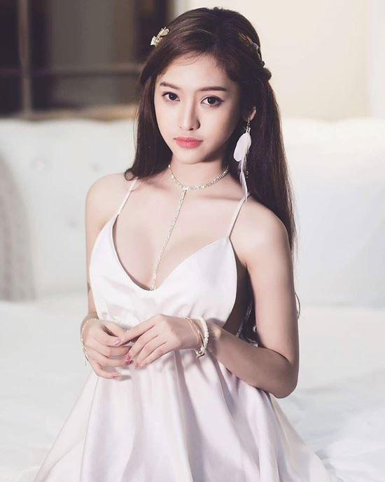 Vòng 1 siêu khủng, Thúy Vi vẫn dùng tiểu xảo trang điểm để to hơn - 1