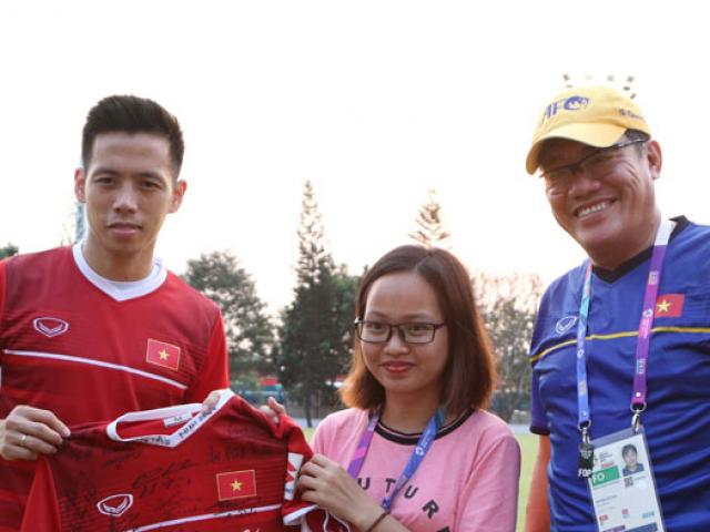 U23 Việt Nam: Park Hang Seo bất ngờ tặng quà nữ phóng viên