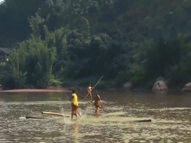 Media - Di chuyển qua sông bằng thanh tre như những "cao thủ võ lâm"