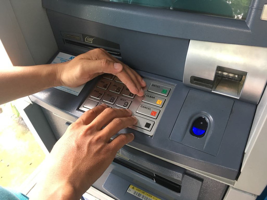Ngân hàng Nhà nước yêu cầu giảm hạn mức rút tiền qua ATM vào đêm khuya - 1