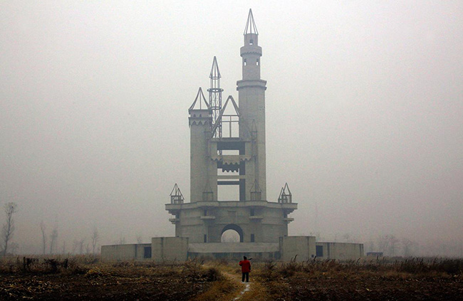 Tại Trung Quốc, khoảng 20 dặm về phía tây bắc của thủ đô Bắc Kinh, là những tàn tích của một công viên giải trí thần tiên cực lớn xây dựng gần đường cao tốc, được bao quanh bởi những ngôi nhà và những cánh đồng ngô. Công viên này từng được các nhà đầu tư công bố là "công viên giải trí lớn nhất ở châu Á", tuy nhiên, đến nay, nó vẫn bị bỏ hoang một cách lãng phí với những tòa lâu đài và thiết bị trò chơi nằm chỏng trơ lạnh lẽo. Nơi này bị buộc dừng hoạt động vào năm 1998 sau những bất đồng với chính quyền địa phương và nông dân về giá bất động sản. Sau đó các nhà đầu tư đã nhanh chóng cố gắng khởi động lại xây dựng vào năm 2008, nhưng vẫn không thành công.