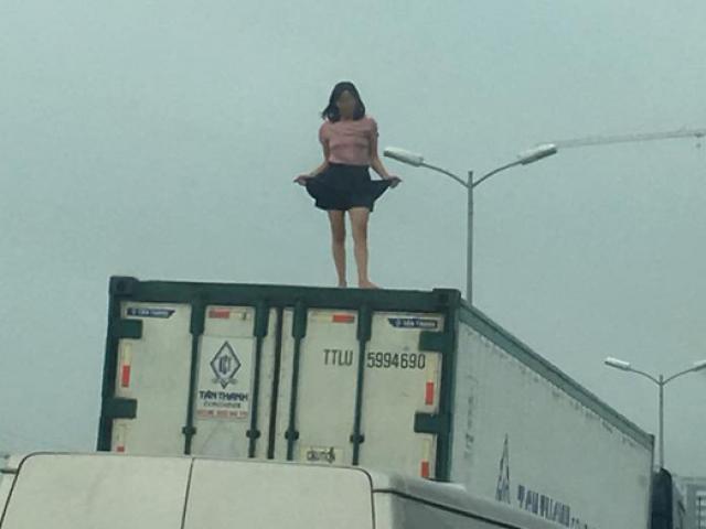 Người phụ nữ mặc váy quậy ”tưng bừng” trên nóc thùng xe container