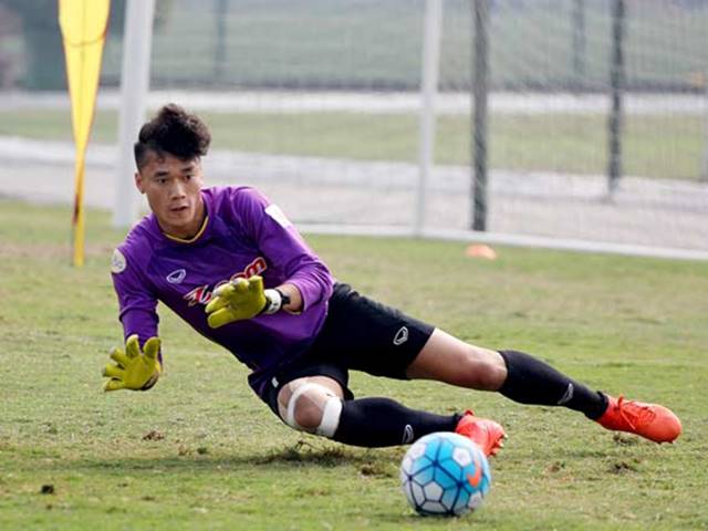 Người mẫu - Hoa hậu - Giày đấu nổi bật của "soái ca sân cỏ" Bùi Tiến Dũng