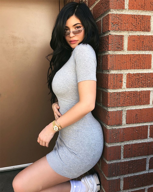 Tỷ phú trẻ nhất thế giới mặc kín như bưng vẫn đẹp - 9