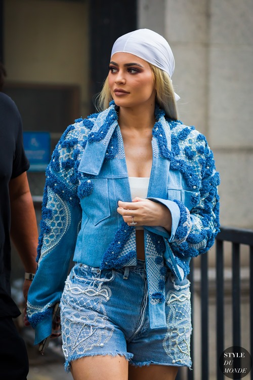 Tỷ phú trẻ nhất thế giới mặc kín như bưng vẫn đẹp - 8