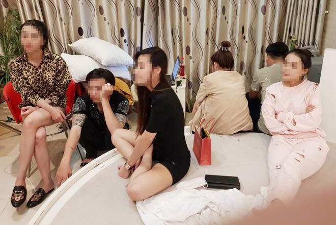 Nóng trong tuần: Nhiều “hot girl” cùng 2 thanh niên thác loạn tập thể trong khách sạn - 2