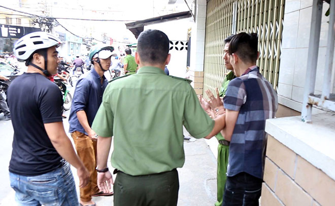 Clip: Cả trăm “cô hồn sống” lao vào giẫm đạp, hứng mưa tiền ở Sài Gòn - 14