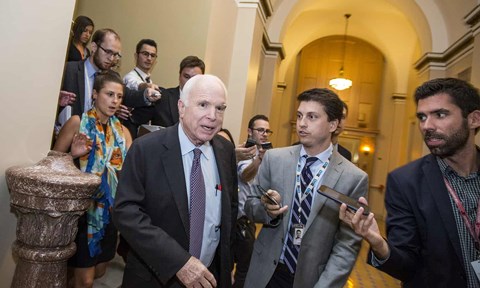 Hồi ký John McCain: Lời từ biệt của người "khổng lồ" trên chính trường Mỹ - 2