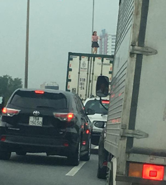 Người phụ nữ mặc váy quậy "tưng bừng" trên nóc thùng xe container - 2