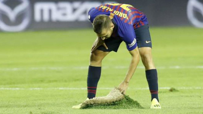 Barca suýt ôm hận vì sân như mặt ruộng: Messi sợ không dám rê dắt - 1