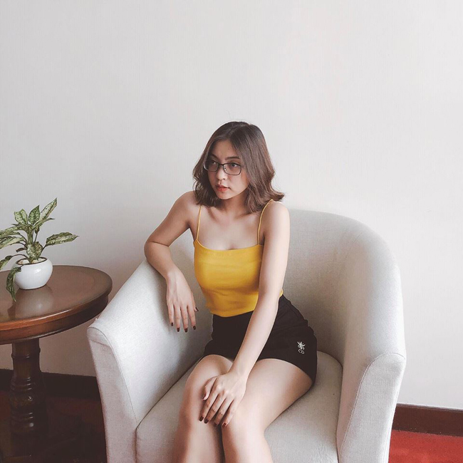 Liên tục cập nhật ảnh mới, Nhật Lê ngày một thêm hot. Tuy nhiên cô nàng tự nhận mình là &#34;thiên thần&#34; vì không xem bộ phim cổ trang đang hot nhất là Diên Hi Công Lược. Trước nhận xét này, Quang Hải vào bình luận và tự nhận luôn bản thân anh cũng là thiên thần vì không xem phim này.