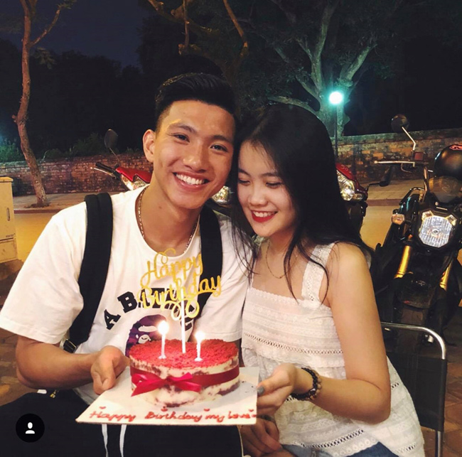 Nhưng bạn gái xinh đẹp của cầu thủ Văn Hậu là Hoàng Anh. Cả hai công khai ảnh tình cảm trong dịp sinh nhật năm nay.