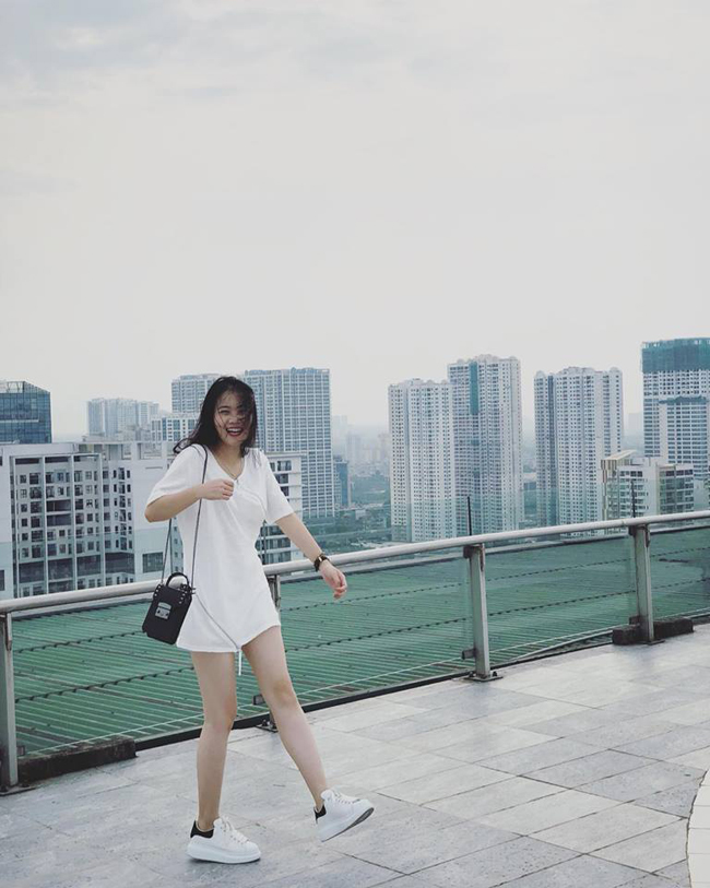 Cô và em út đội tuyển U23 Việt Nam cùng quê Thái Bình, hiện đều sinh sống tại Hà Nội.