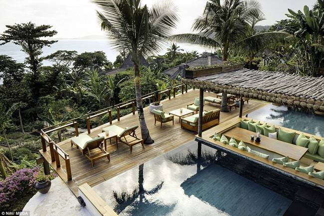 Resort mà gia đình này lưu trú có các căn phòng được trang trí theo phong cách nhiệt đới và hồ bơi vô cực.&nbsp;Cả gia đình được đưa đến khu nghỉ dưỡng bằng máy bay cá nhân sang chảnh.