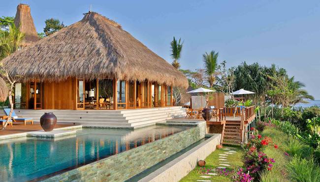 Hầu hết các villa đều có một bể bơi riêng. Điều đặc biệt là vật liệu chính làm nên các villa trong khu nghỉ dưỡng là tre rất thân thiện với thiên nhiên.