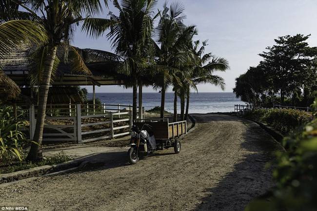 Khu nghỉ dưỡng có bãi biển riêng dài 2,5km với bãi cát vàng sạch, đẹp.