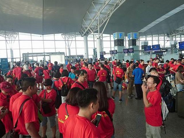 Cổ động viên Việt Nam ”nhuộm” đỏ sân bay đi xem Tứ kết ASIAD
