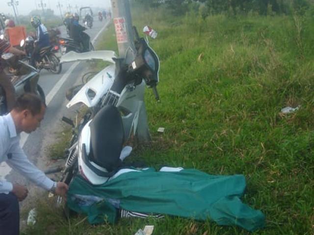 HN: Nam thanh niên tử vong cạnh xe máy dính chặt vào cột điện
