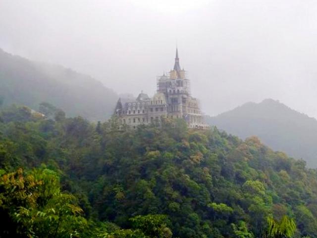 Kinh doanh - 'Soi' năng lực đại gia xây tòa lâu đài tráng lệ trên đỉnh núi Tam Đảo