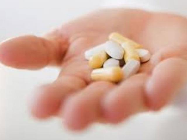 Sức khỏe đời sống - Thiệt mạng vì dùng rượu uống thuốc cảm