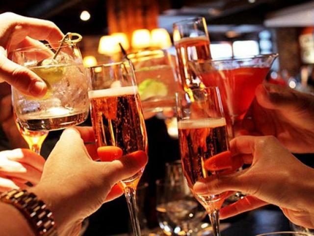 Sớm tập tành rượu bia, nguy cơ ”ung thư đàn ông” tăng cao