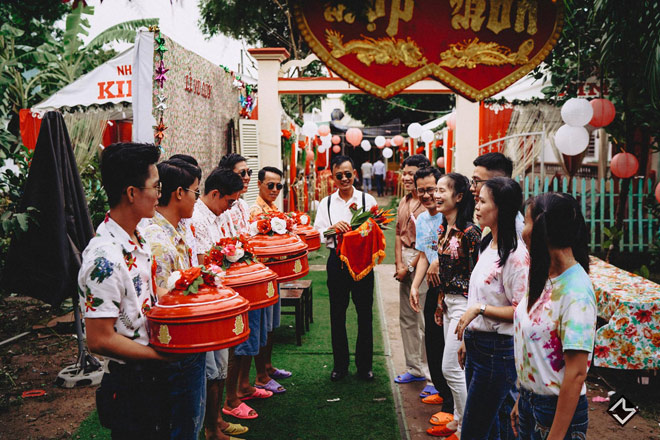 Đám cưới lầy lội của “cô Mít - cậu Tèo” với dép tổ ong, xe đạp gây bão dân mạng - 2