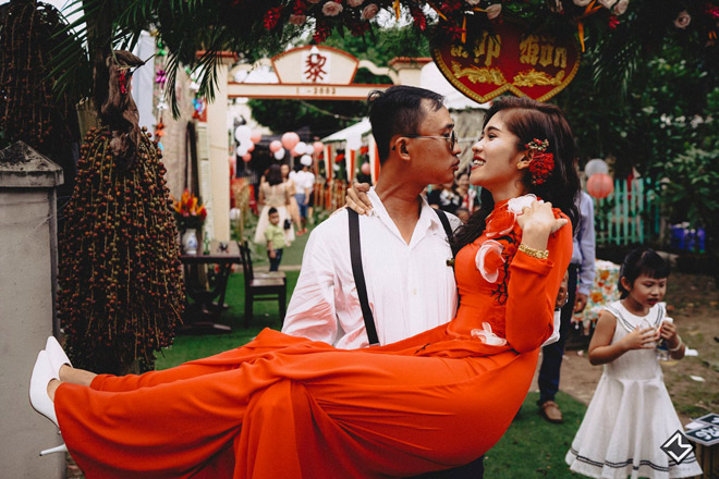 Đám cưới lầy lội của “cô Mít - cậu Tèo” với dép tổ ong, xe đạp gây bão dân mạng - 1