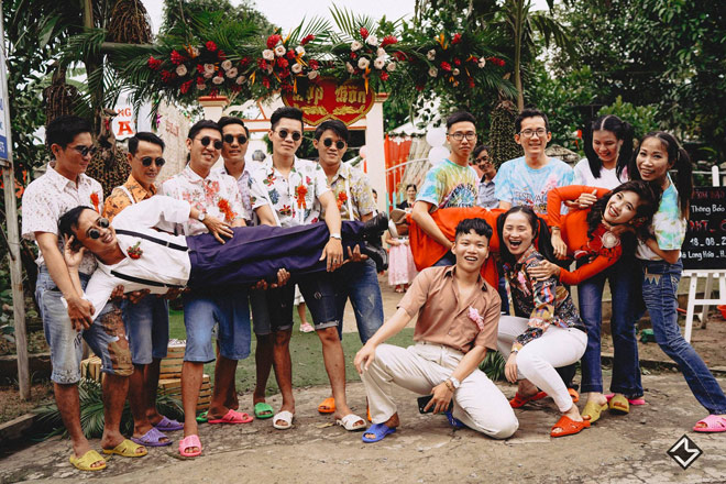 Đám cưới lầy lội của “cô Mít - cậu Tèo” với dép tổ ong, xe đạp gây bão dân mạng - 12