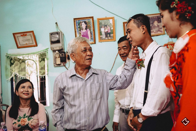 Đám cưới lầy lội của “cô Mít - cậu Tèo” với dép tổ ong, xe đạp gây bão dân mạng - 10