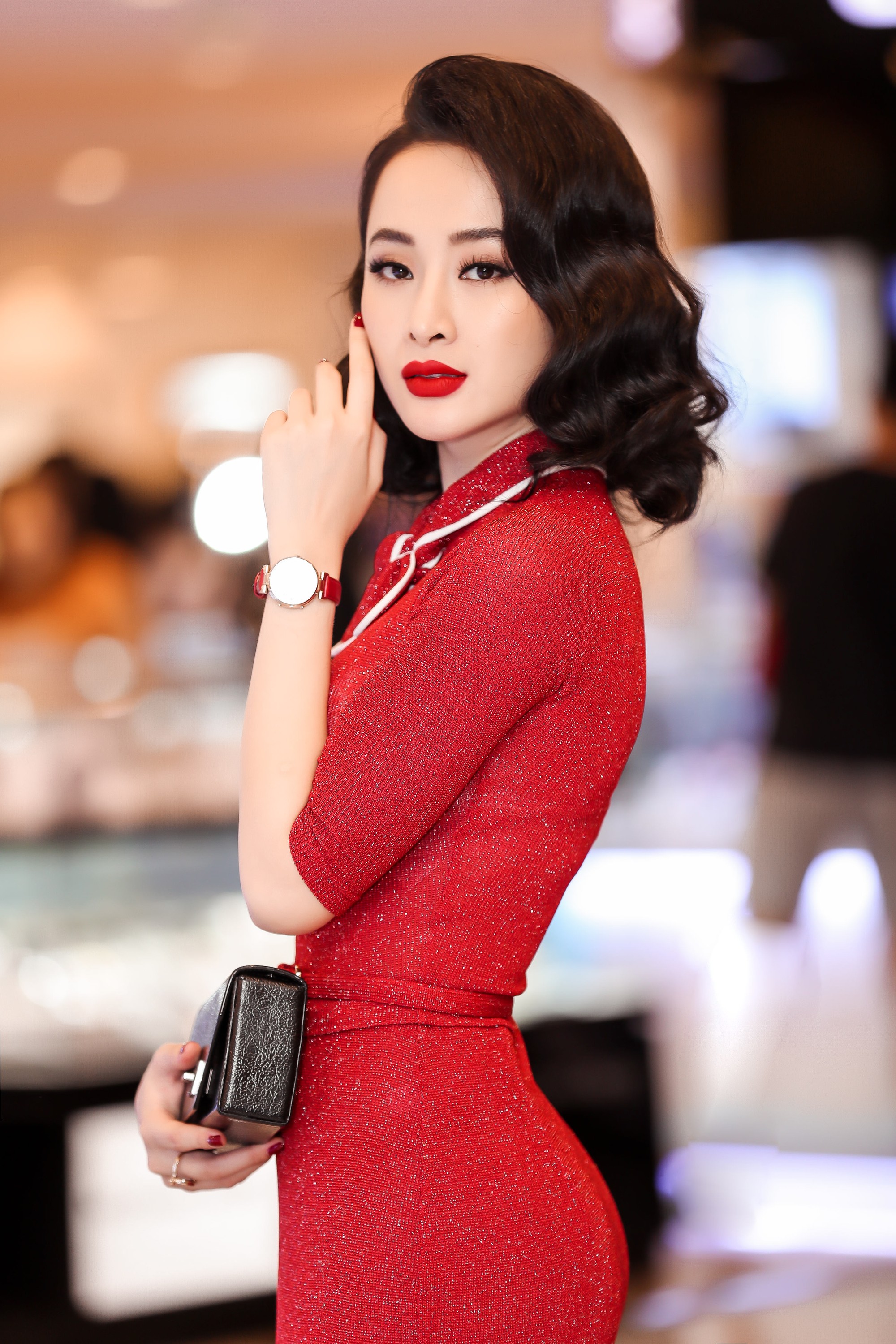 Angela Phương Trinh nổi bật với đầm ôm đỏ rực khoe đường cong hút mắt - 4