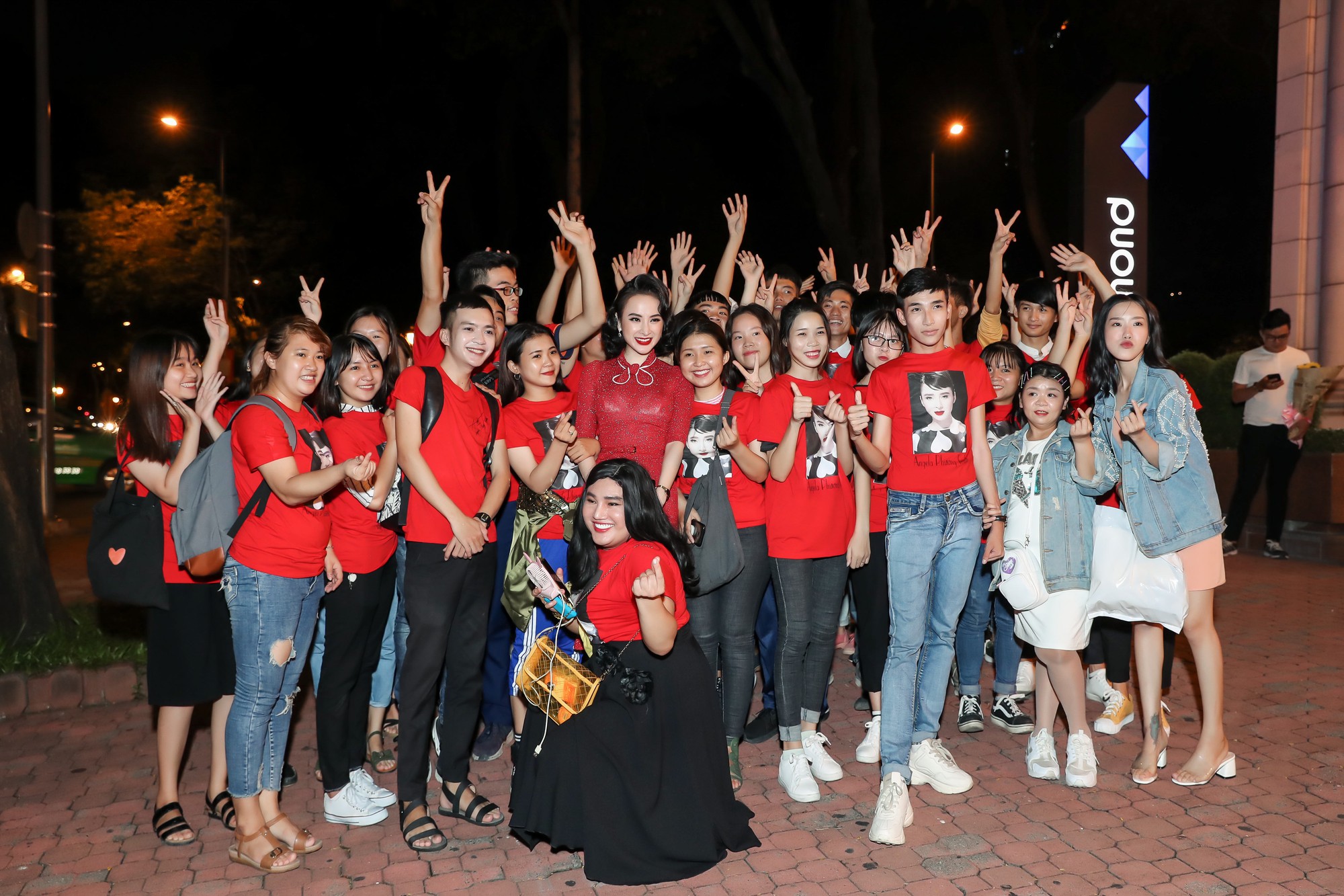 Angela Phương Trinh nổi bật với đầm ôm đỏ rực khoe đường cong hút mắt - 7