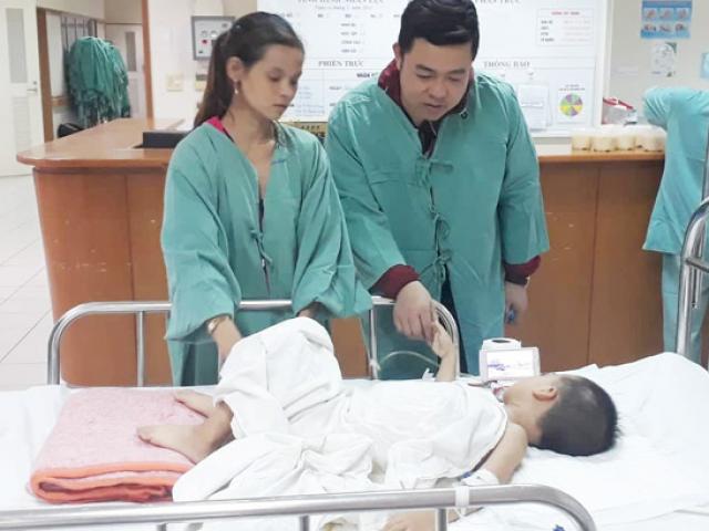 Đời sống Showbiz - Quang Lê lặng lẽ thăm bé trai bị người tình của mẹ đánh vỡ ổ bụng